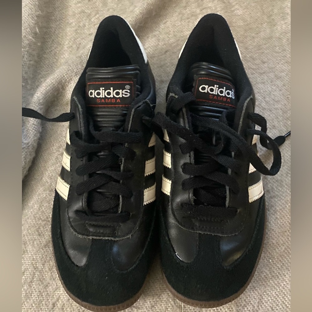 Adidas Samba black and white tennis goes for sale! Size 5 in woman’s